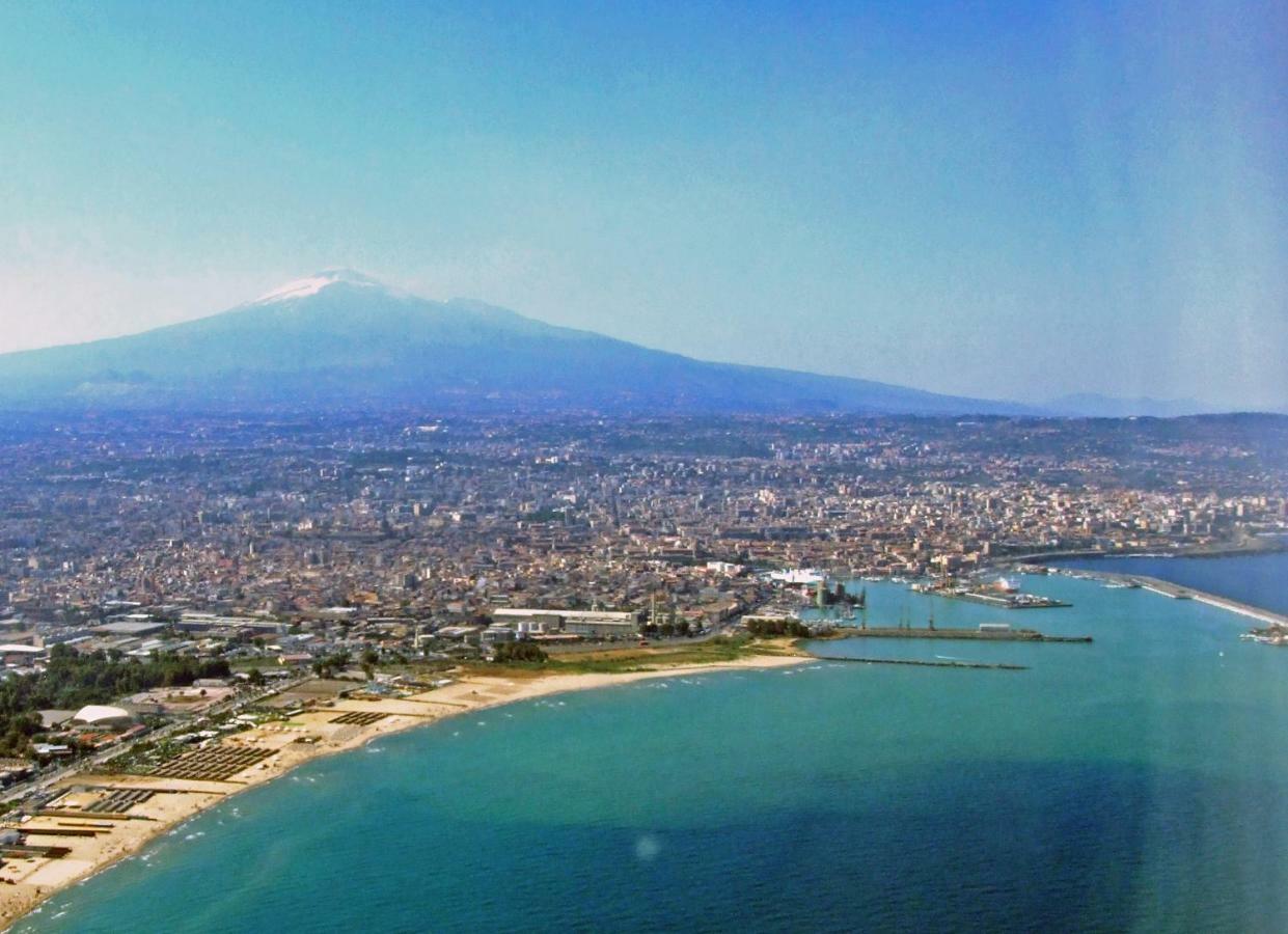 Holiday House Da Carlo คาตาเนีย ภายนอก รูปภาพ